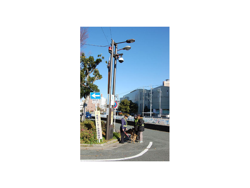 浜松駅近辺に10基設置されたスーパー防犯灯は支柱を残して新たに防犯カメラと街灯が設置される（画像は同NPO法人のwebより）。