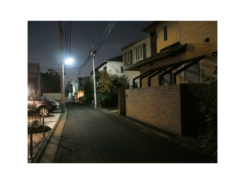 防犯灯の維持・管理の費用負担の軽減は各自治体が抱える課題の1つ。LED化はランニングコストは下がるが初期費用がネックとなる（画像はイメージ）