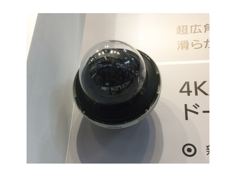 超広角6倍ズームレンズを搭載した、4K対応の屋外ドームネットワークカメラ。大きさは従来製品とほとんど変わらない。