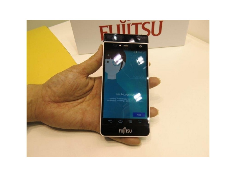 虹彩認証システムを搭載したスマートフォンのデモ展示