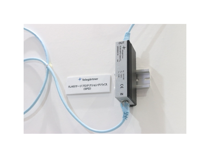 IPカメラとPoEインジェクタの間に「RJ45サージプロテクションデバイス（SPD）」を設置し、LANケーブルでつなぐだけで運用できる