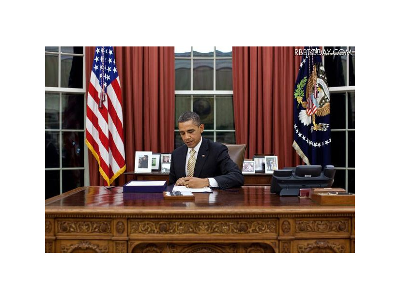 提案の書類にサインするオバマ大統領