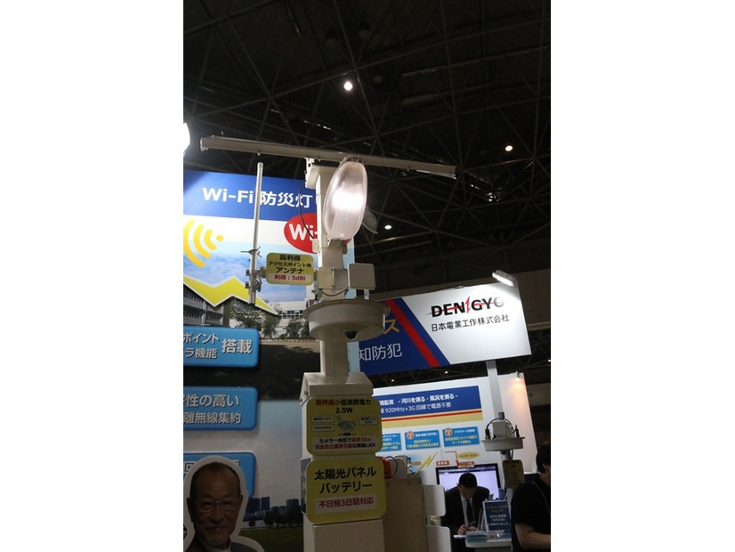 「ワイヤレスジャパン 2015」の日本電業工作のブースに展示されていた「Wi-Fi防災灯」（撮影：編集部）