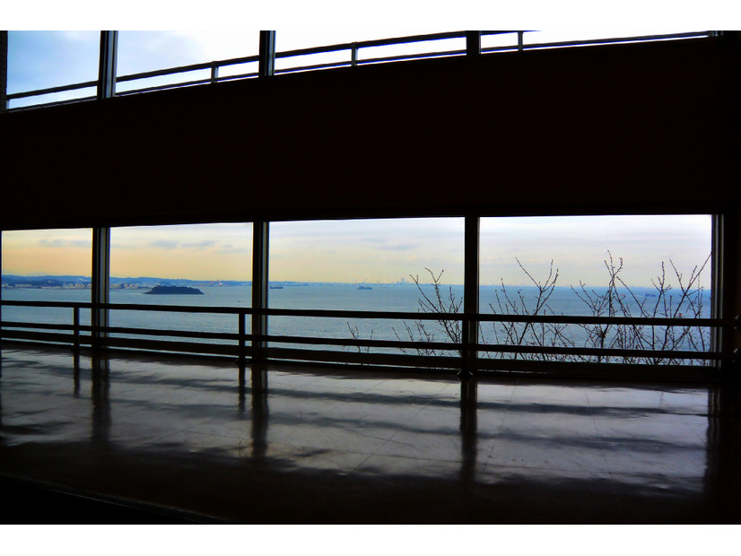 学生会館のような建物から眺める横須賀港と東京湾方面。日が暮れかかっていました