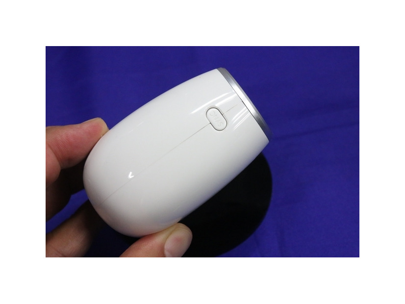 カメラ本体に付いているボタンは電源スイッチのみというシンプルな構造。完全防水で電源もネットワーク接続もケーブルを必要とせずに設置できる（撮影：編集部）