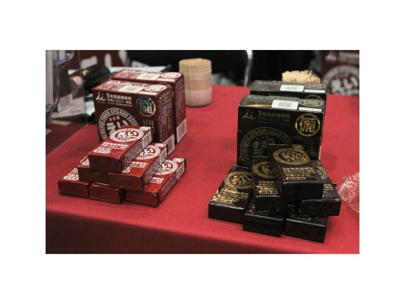 「チョコえいようかん」（右）と「えいようかん」（左）のパッケージ。チョコ味は1本55gで200cal、通常のあずきは味は60gで171kcalとなる（撮影：編集部）