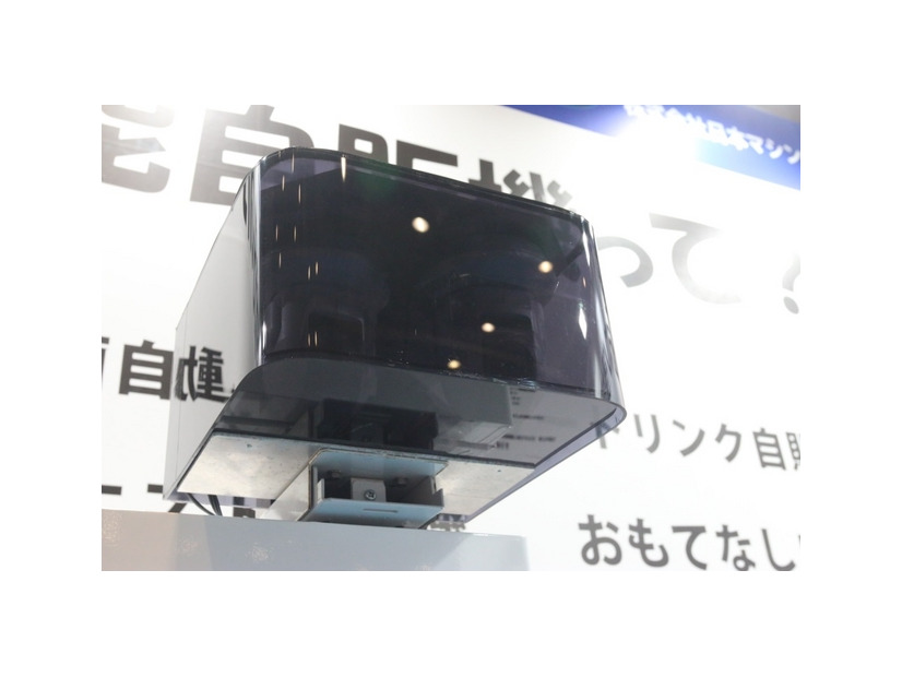 今回展示されていた「防犯自販機」には、2台のPTZカメラが内蔵されていた。自販機へのカメラの設置を日本マシンサービスがすべて行った上で、契約者の元にリースされる。設置費用は0円（撮影：編集部）