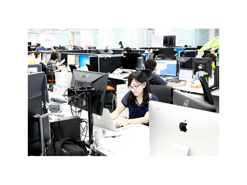 デスクにて【写真：米玉利朋子】