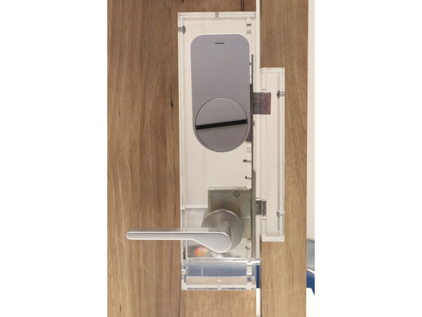 「Qrio Smart Lock」の取り付けイメージ。設置は既存のサムターンの上から被せるだけ（撮影：防犯システム取材班）