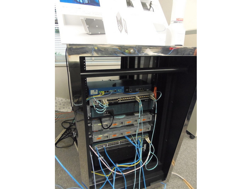 テコラスが提供していたOCP準拠のサーバラック。移動式ラック型データセンタとして利用できる優れモノだ