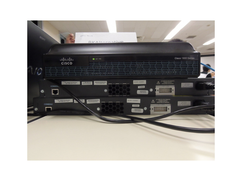 各チームに配置されたネットワーク機器。写真はシスコシステムズのサービス統合型エッジルータとスイッチ類
