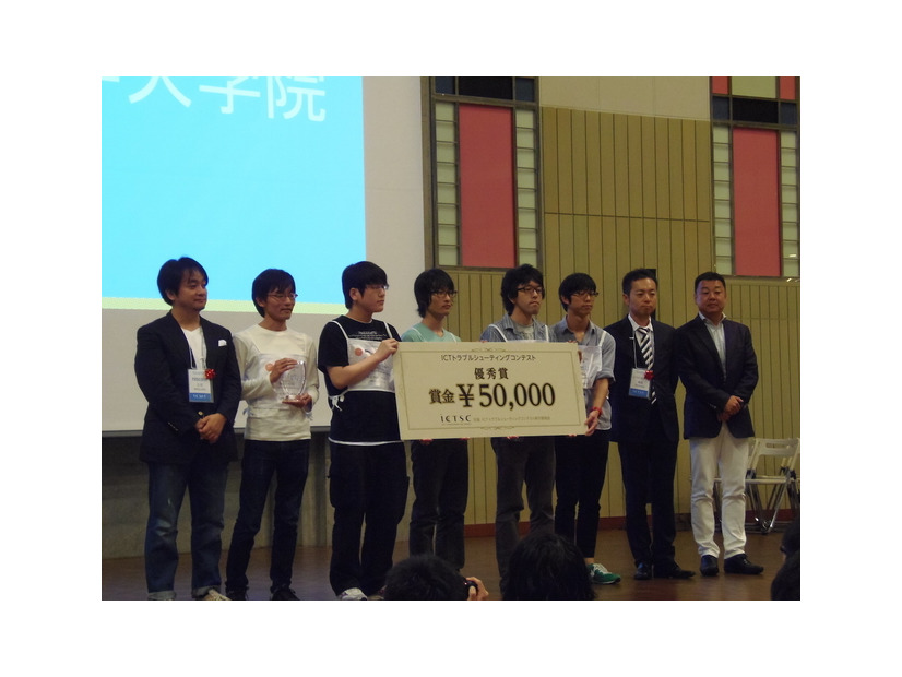 優秀賞を受賞した関西大学大学院の皆さん。得点では一位と同点だった