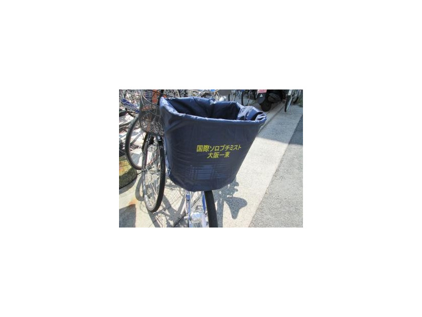 自転車用ひったくり防止カバーは奉仕団体のソロプチミスト大阪東が寄贈したもの。自転車で来場した場合取り付けまで行う（画像は公式Webサイトより）