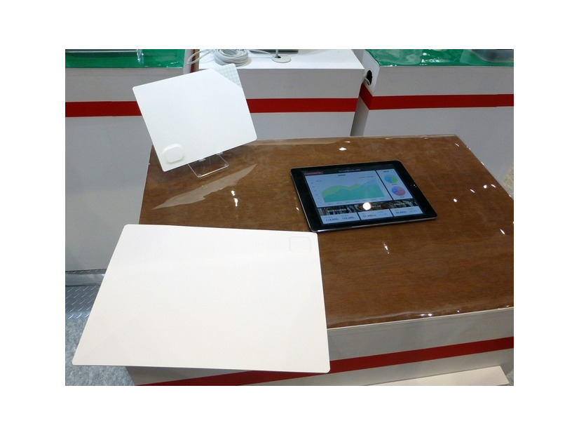 PaperBeaconは厚さ1.5mm程度で大きさは数cmから数mまで自由な形状が可能。電池で約1年間稼働し、電池交換も可能（撮影：防犯システム取材班）