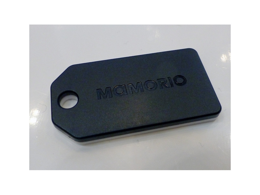 MAMORIOタグは、SDカードに近い大きさの薄型タグには交換可能なボタン電池が搭載され、約1年間動作する（撮影：防犯システム取材班）