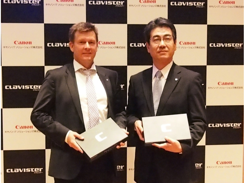 Clavister社のCEOであるジム・カールソン氏（左）と、キヤノンITSのセキュリティソリューション事業部長である近藤伸也氏（右）
