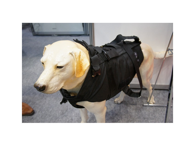 こちらは警備犬用の防弾チョッキ。訓練費用が高額となるため、犬にも着せて守る。