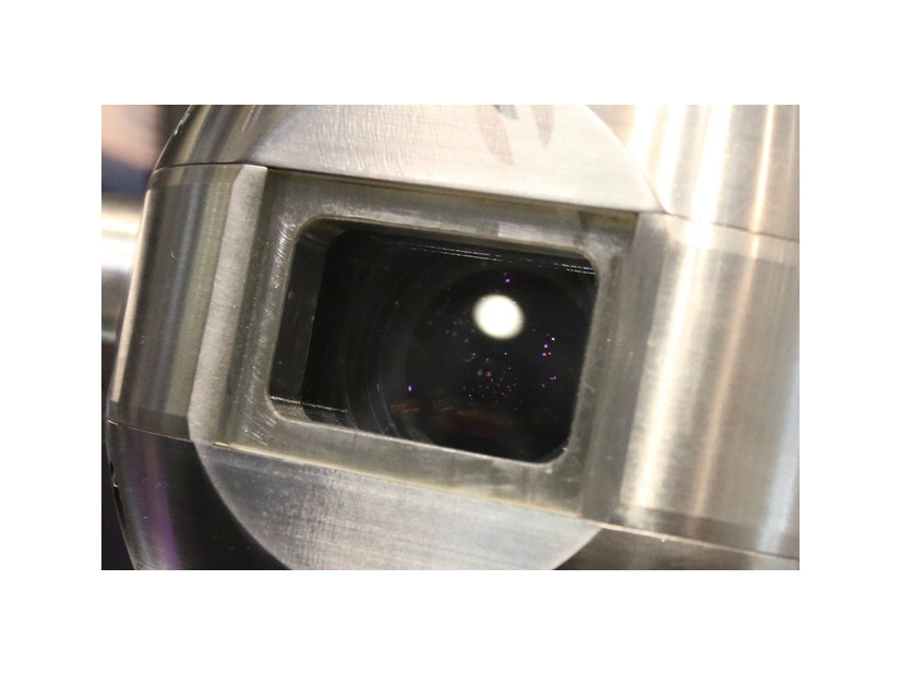 レンズ部が覗く窓は2mm以上の分厚いガラスで覆われている（撮影：防犯システム取材班）