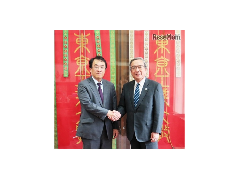 野村総合研究所代表取締役社長 此本臣吾氏（左）と東京工業大学学長 三島良直氏（右）