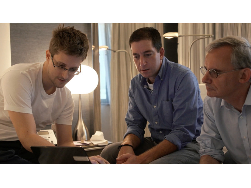 エドワード・スノーデン(左)、グレン・グリーンウォルド(中央)、香港のホテルでのインタビューの様子