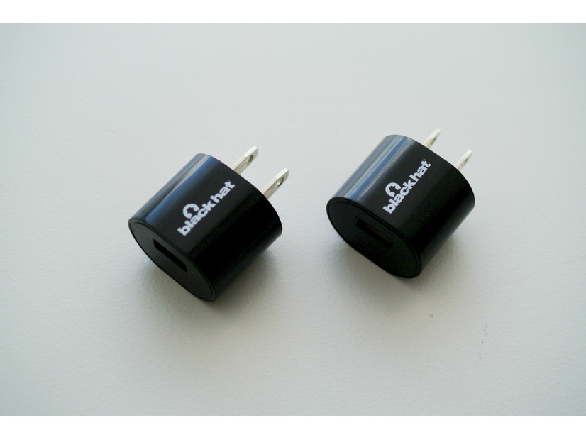 <売り切れ>【01】Black Hatで毎年人気の Black Hat ノベルティの充電USBアダプタだにゃー。
