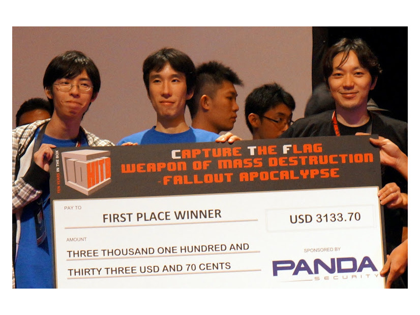 HITB2012 CTFに優勝した日本人チームのsutegoma2のメンバーたち。去年に引き続いての二連覇を達成し、優勝賞金のUSD3133.70を手に入れた。（上野 宣）