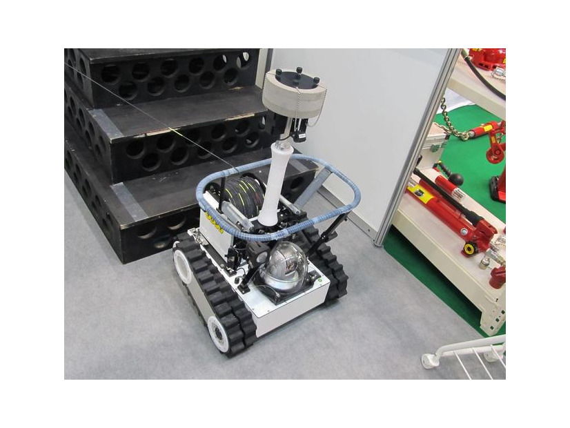 トピー工業のブース。福島原発内に投入された災害対策ロボット「Survey Runner」。現在、原発内で回収不能となっているが、新しいロボットを投入すべく準備を進めている