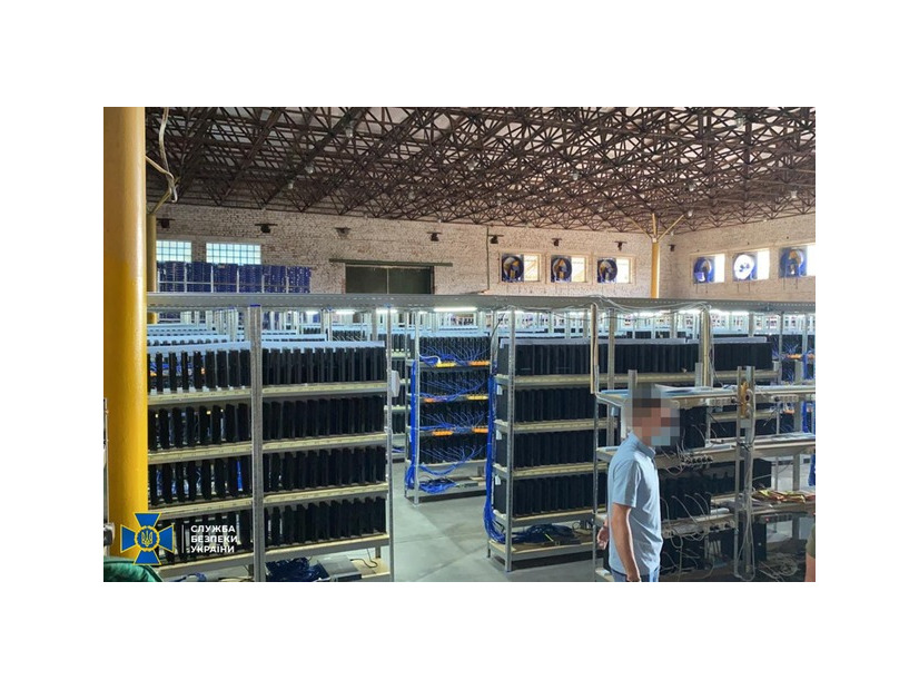 押収されたゲーム機は3800台！ズラリとPS4並ぶウクライナの仮想通貨マイニング工場が電気窃盗で摘発