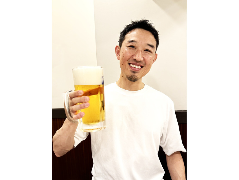 浅草の神谷バーでデンキブランを飲む前のまだ元気な編集長