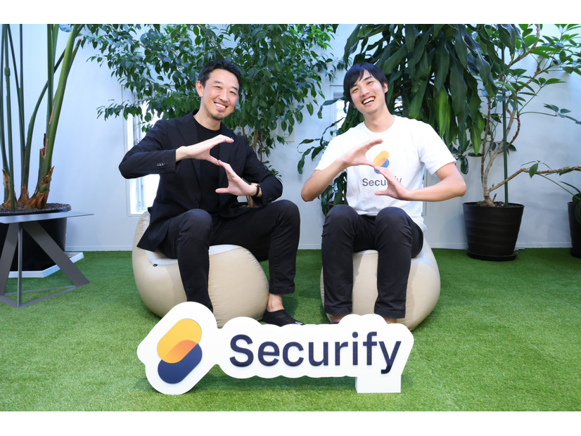 ハンドサインは Securify の「S」、（右）スリーシェイク 手塚氏、（左）ScanNetSecurity 上野