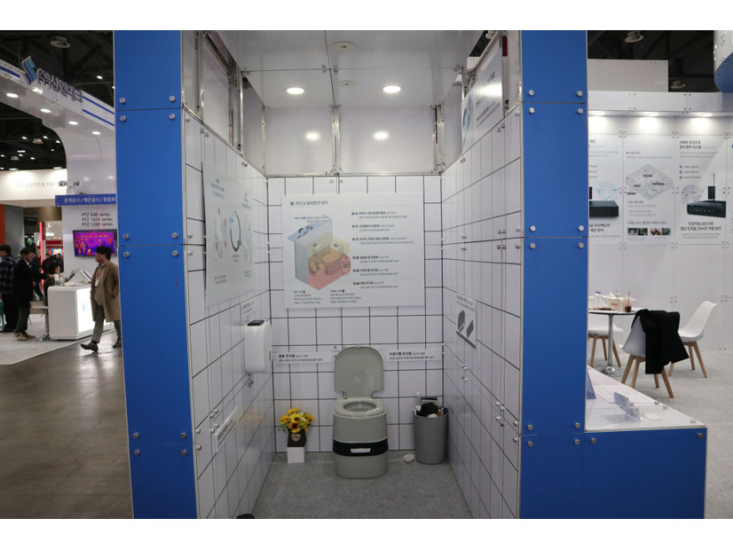 天井のサーモセンサーが個室内の隠しカメラを検知する