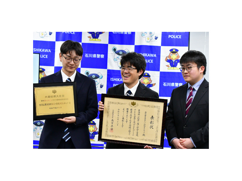 報告会終了後の歓談の様子