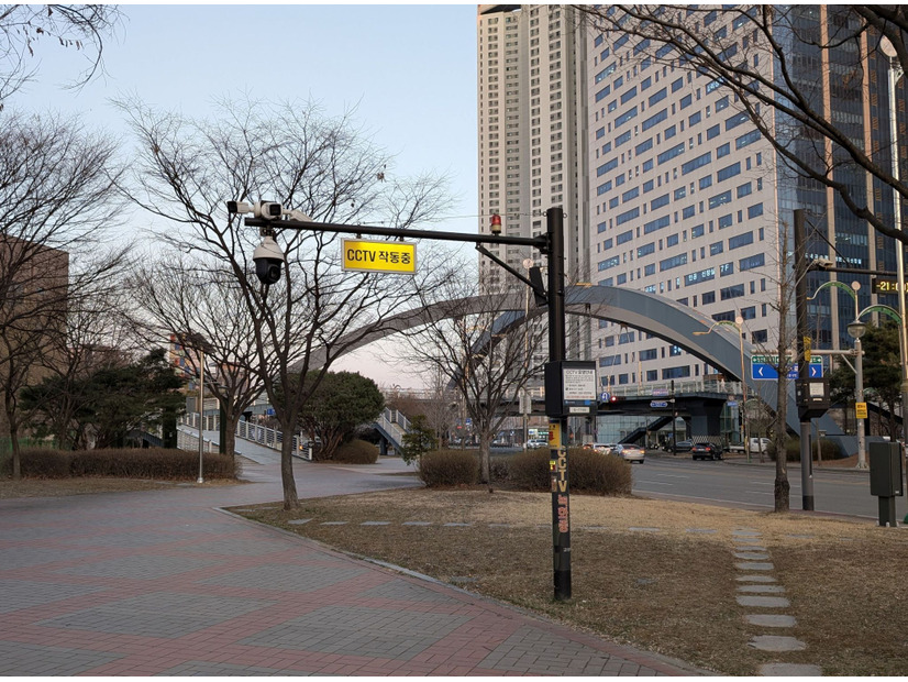 スマートポール：このような設備が街中にインフラとして展開。