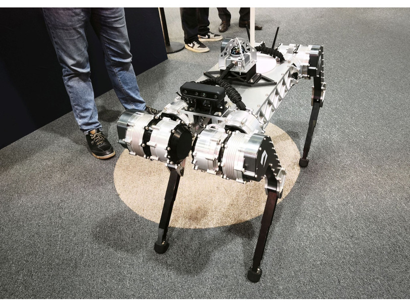 見た目は武骨だがクラウド＋AIバックアップあり