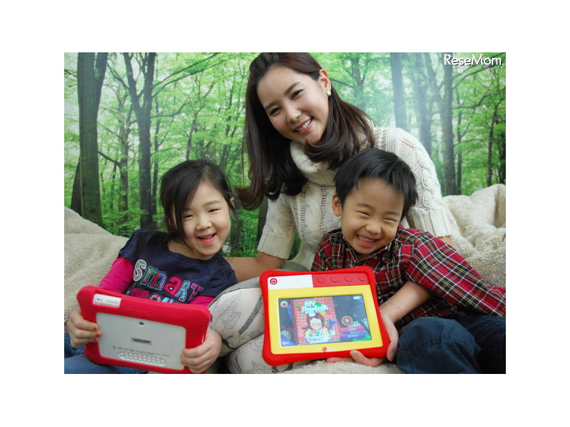 LGキッズタブレット韓国の家電メーカーは、2012年から幼児向けタブレットPCを次々発売している。LG電子のキッズタブレットはインターネットにつながらない学習目的の7インチタブレットPC。シリコンカバーをつけてあり、子どもがPCを落としても、踏んでも、壊れないのが特徴