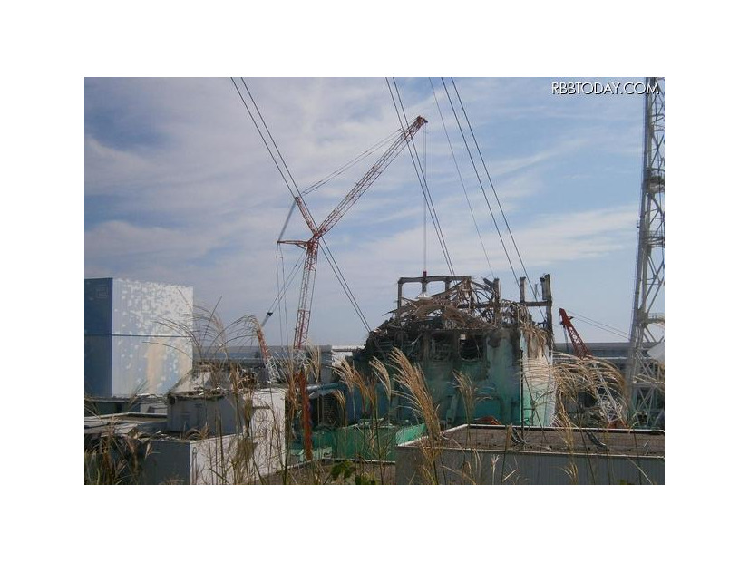 福島第一原子力発電所　3号機原子炉建屋開口部ダストサンプリング風景