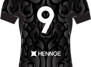 HENNGE がラグビーチーム「リコーブラックラムズ東京」とのオフィシャルパートナー契約を締結、公式戦ウェア背面にロゴ掲出