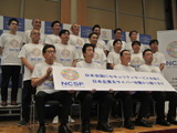 おそろいの T シャツで一同に ～ 日本サイバーセキュリティファンド参加セキュリティ企業 13 社 画像
